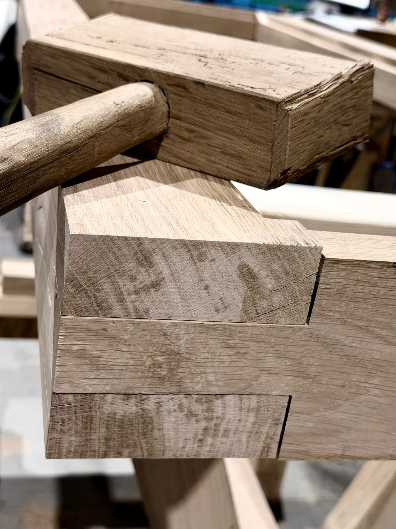 Assemblage à tenon et mortaise de l'angle du cadre en chêne