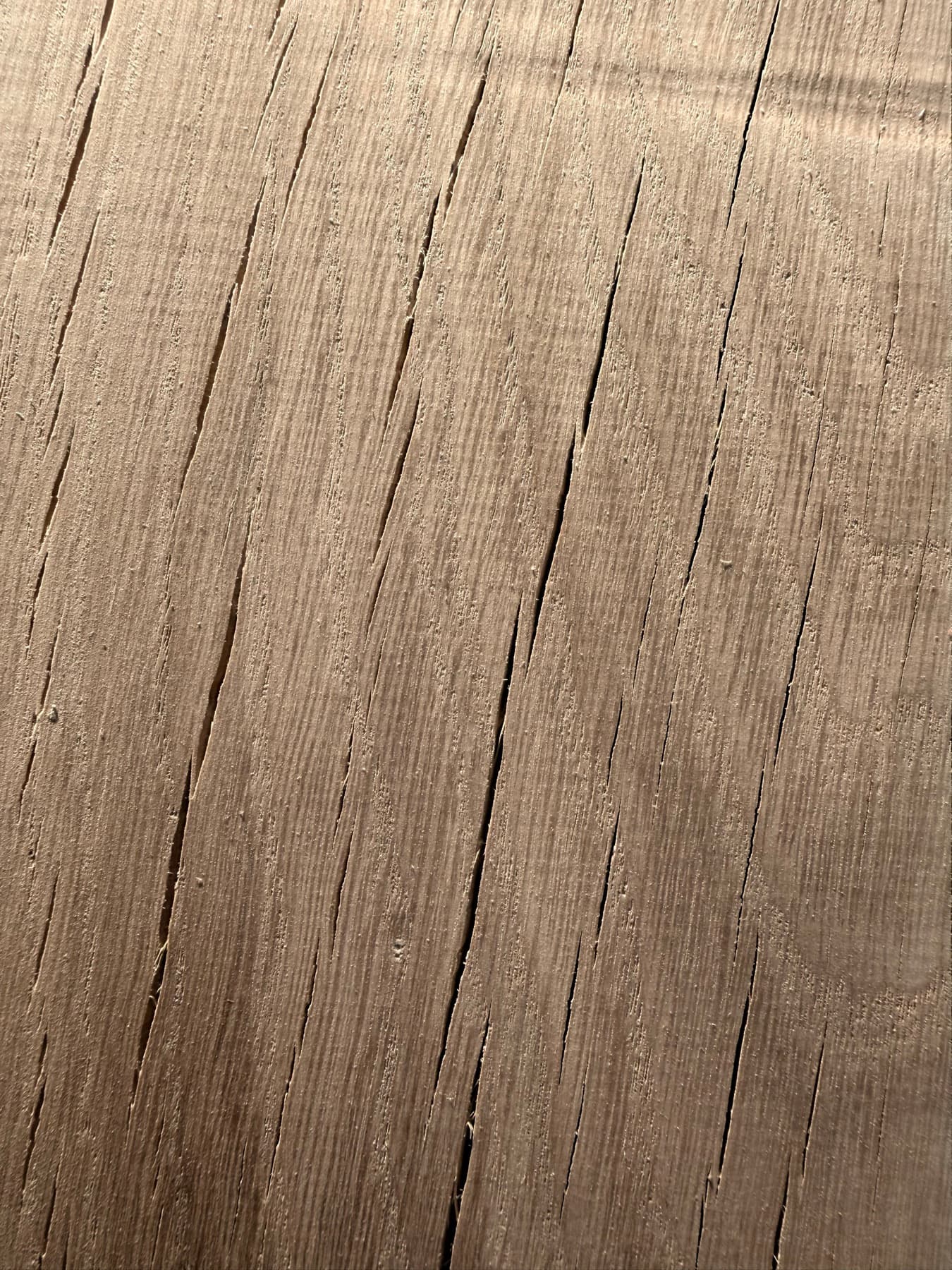 Texture du chêne brut utilisé pour les tables Les 5 Tables