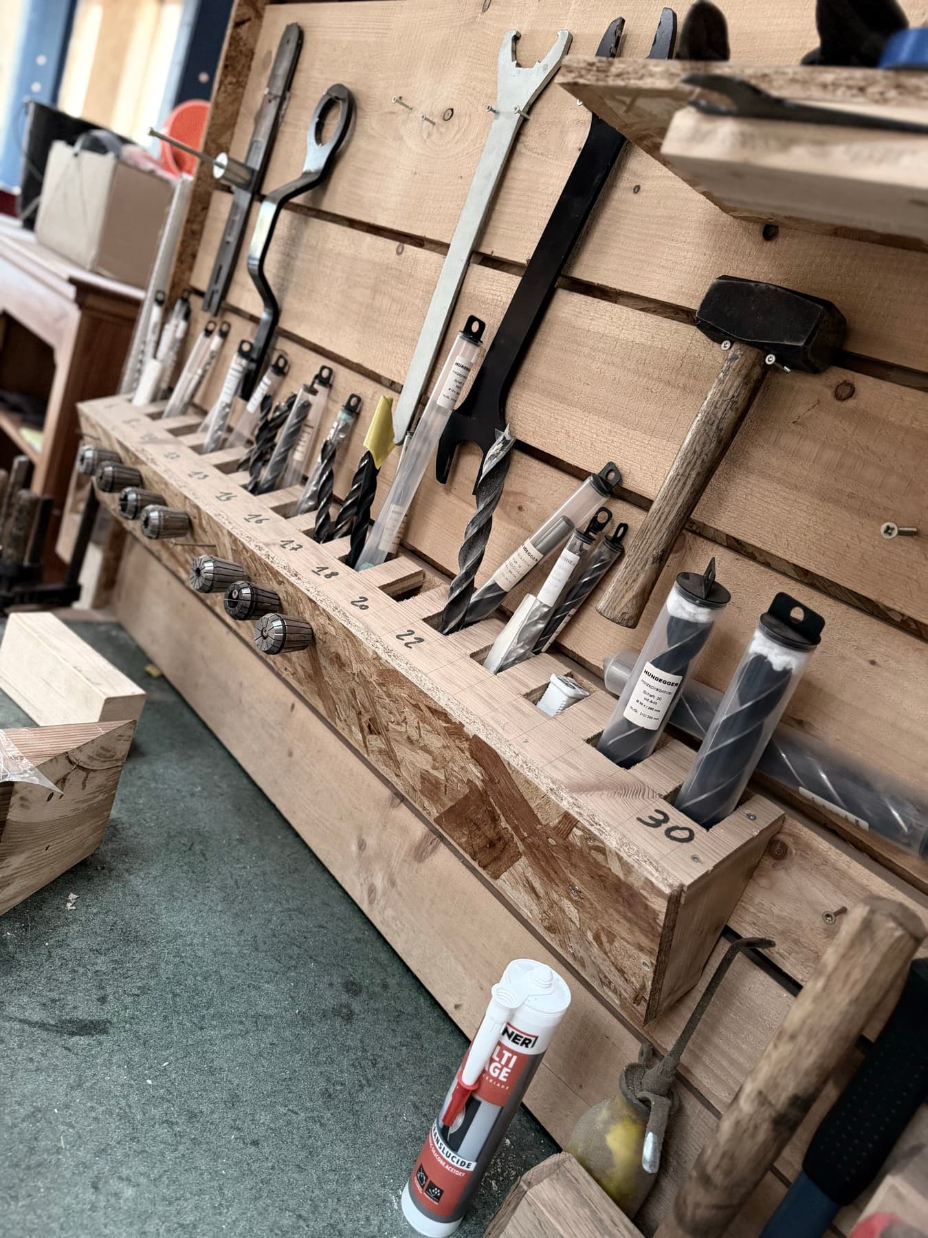 Outils de charpentier alignés au-dessus de l'établi