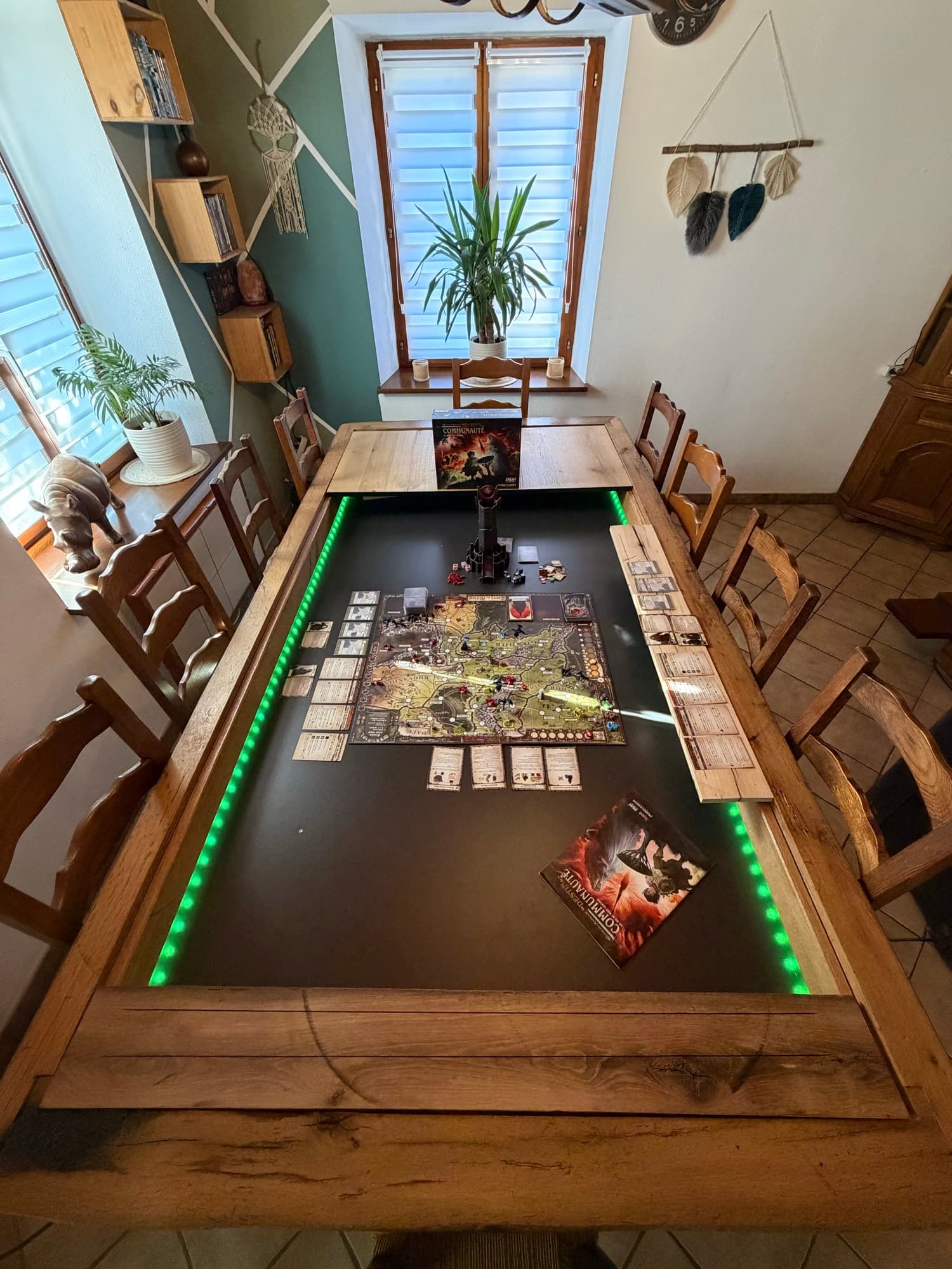 La même table plateaux retirés, surface de jeu encaissée et rétroéclairée, partie en cours