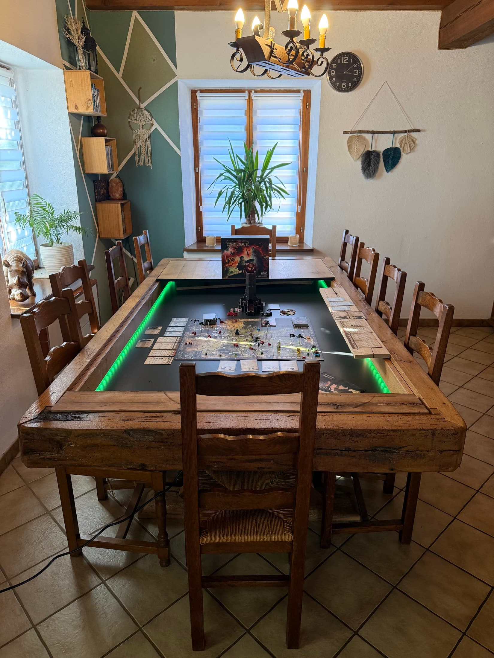 Le Dragon vu de face, plateau de jeu ouvert et rétroéclairé