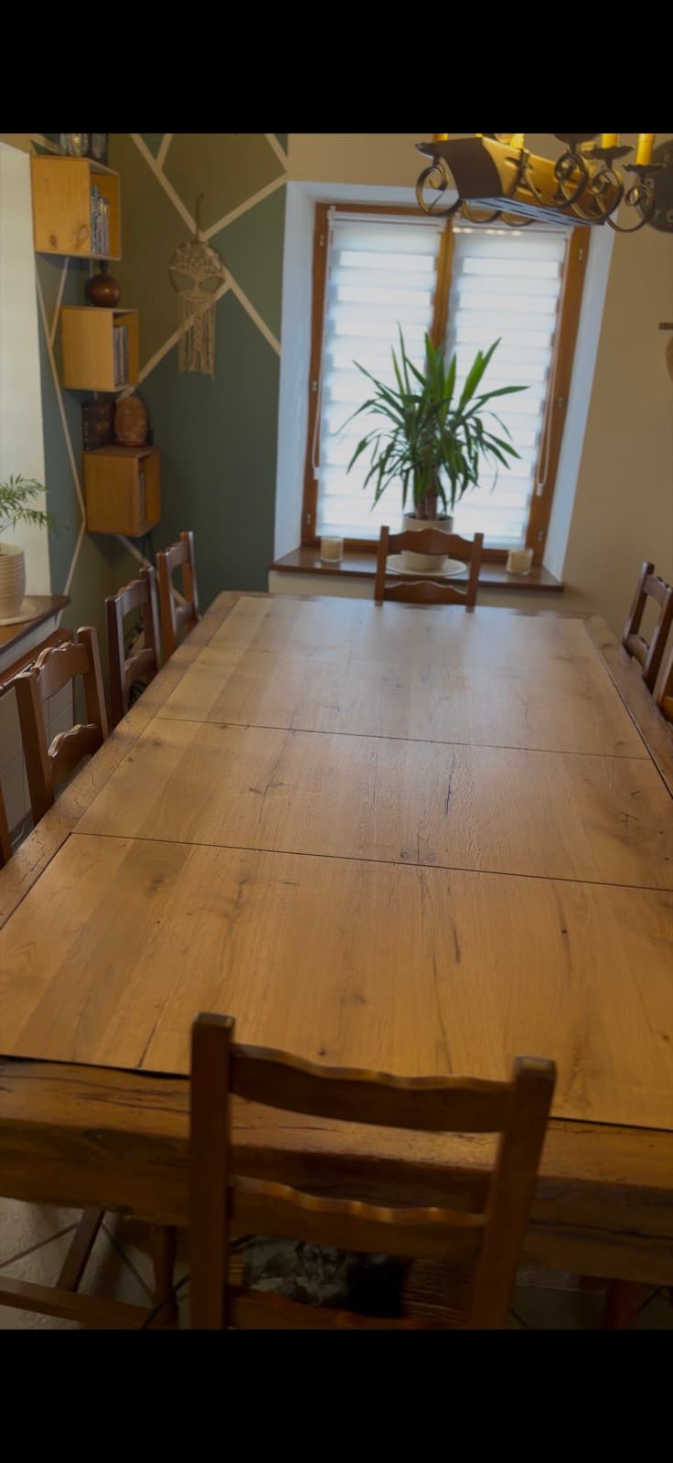 La table de jeu refermée, plateaux en place, dressée comme une table à manger