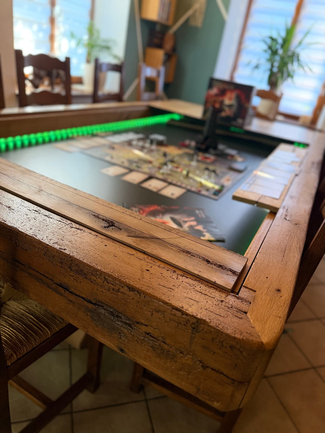 Surface de jeu encaissée sous le rebord en chêne massif, velours et rebord large