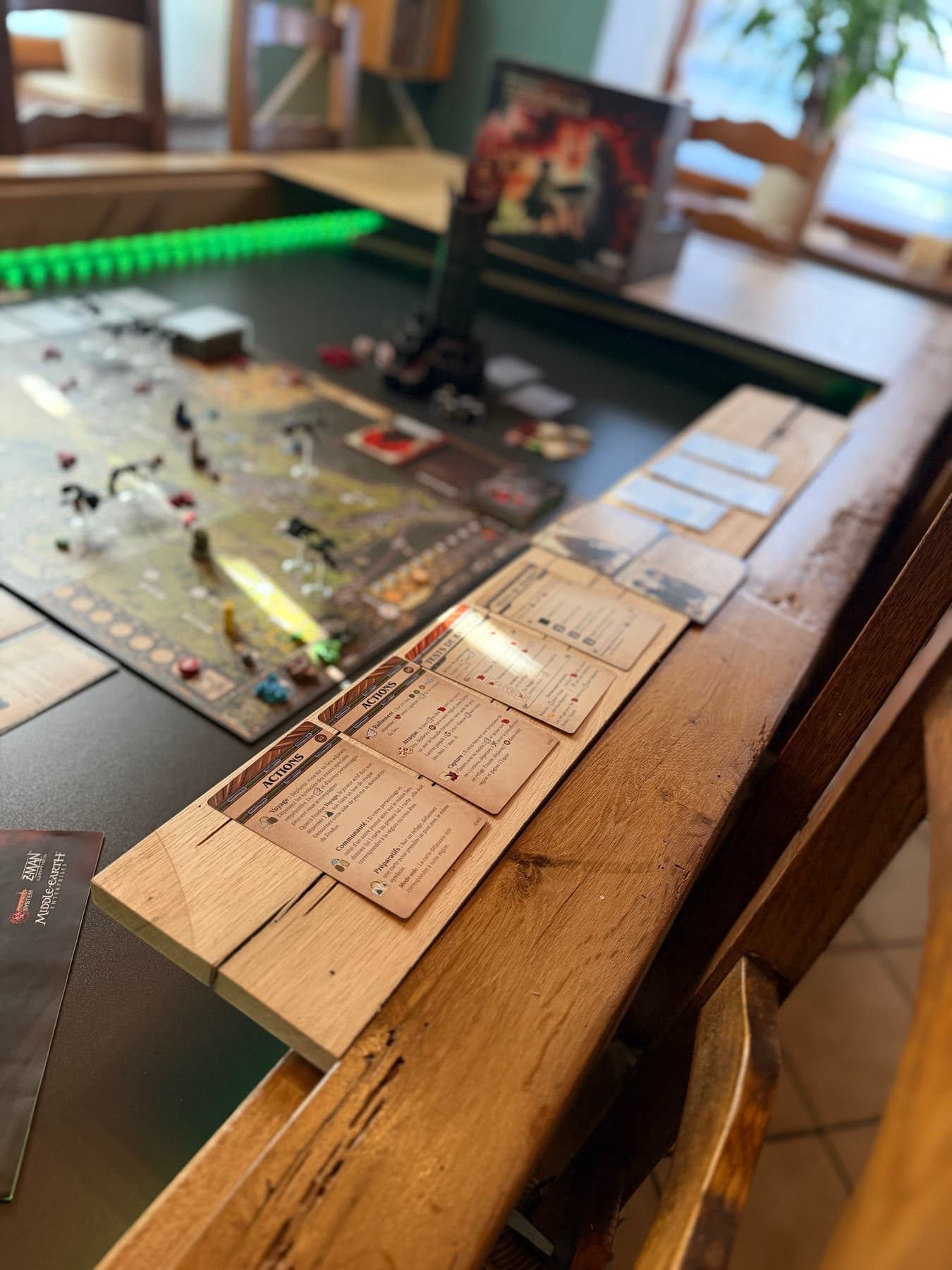 Support de cartes en chêne accroché au rebord de la table, cartes posées dessus