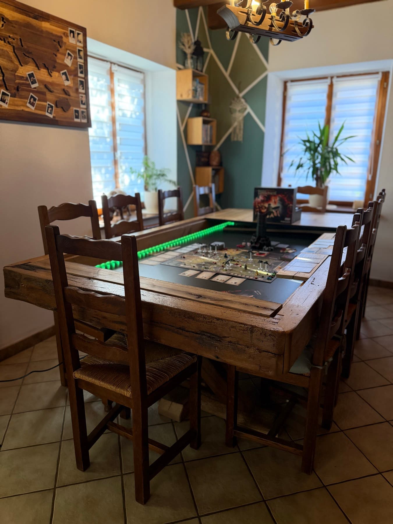 Grande table de jeu en chêne massif installée dans une salle, entourée de ses chaises